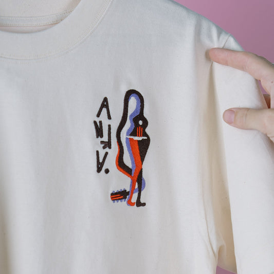 Shirt 'Gitaarvrouw' beige.