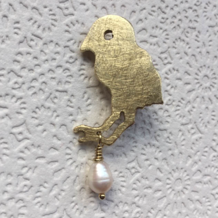 Broche 'Kuiken met zoetwaterparel'
