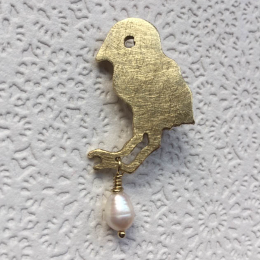 Broche 'Kuiken met zoetwaterparel'