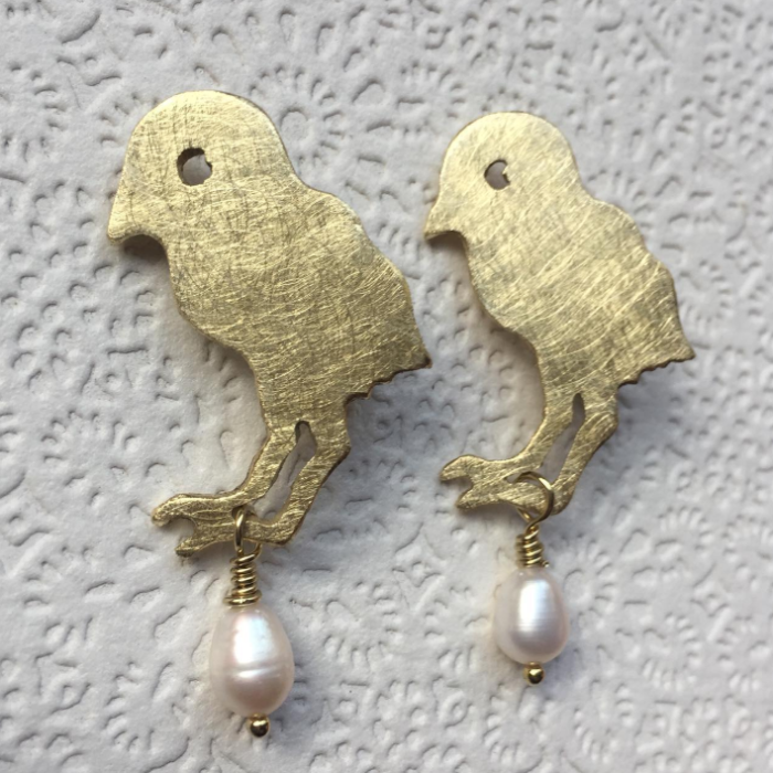 Broche 'Kuiken met zoetwaterparel'