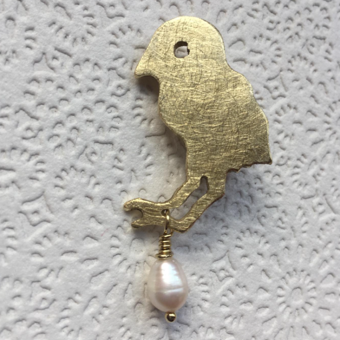 Broche 'Kuiken met zoetwaterparel'