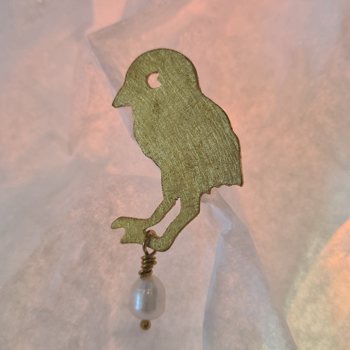 Broche 'Kuiken met zoetwaterparel'